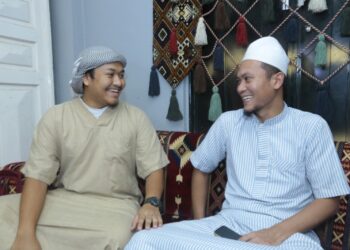 MOHD. Asraruddin Putra (kanan) bersama Ahmad Muhammad Auni kini menetap di sebuah perkampungan di Mekah.