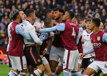 Aksi menjadi sedikit panas apabila berlaku pertelingkahan antara pemain Manchester United dan Aston Villa di Villa Park.- AFP