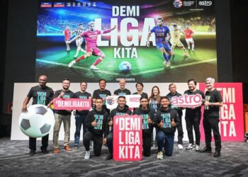 PRESIDEN MFL, , Datuk Ab Ghani Hassan dan Ketua Pegawai Eksekutif Kumpulan Astro, Euan Smith (tengah) bersama barisan pundit dan pengulas.-IHSAN ASTRO