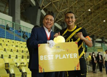 SELAIN membantu Malaysia muncul juara, Ahmad Aysar Hadi Mohd. Shapri (kanan) turut dinobat  sebagai Pemain Terbaik Kejohanan AFF 2022 di Indonesia. - IHSAN FAM