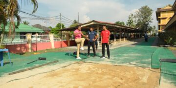 SANUSI (baju pink) memberi tunjuk ajar kepada Hazrul dan Zaiman di Sekolah Menengah Kebangsaan Syed Ahmad, Tambun Tulang, Arau, Perlis.