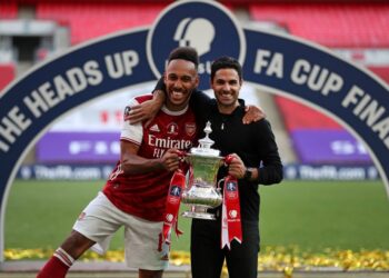 PIERRE-Emerick Aubameyang (kiri) dan Mikel Arteta bersama Piala FA yang dimenangi di Stadium Wembley, London kelmarin. - AFP
