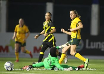 PENJAGA gol Malaysia, Nurul Azurin Mazlan tertewas pada aksi menentang Australia di Kejuaraan AFF wanita di Manila, Filipina.