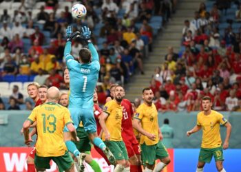 Penjaga gol Australia, Mathew Ryan menangkap bola dengan kemas selepas diasak jentera serangan Denmark di Doha, kelmarin. - AFP