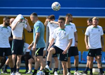 PEMAIN Australia menjalani latihan di Aspire Zone Doha semalam dalam persiapan menghadapi Argentina pada pusingan 16 akhir Piala Dunia 2022 esok. - AFP