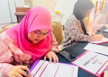 NURUL Hazwani mengisi borang pendaftaran calon Ketua Puteri UMNO di Auditorium Menara Dato' Onn, Kuala Lumpur, hari ini