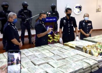AYOB Khan Mydin Pitchay (tengah) menunjukkan hasil rampasan dadah sewaktu sidang akhbar kejayaan pembongkaran stor simpanan dan pembungkusan dadah jenis ganja dan syabu di Ibu Pejabat Polis Kontinjen Selangor di Shah Alam, Selangor, hari ini. - FOTO/ZULFADHLI ZAKI