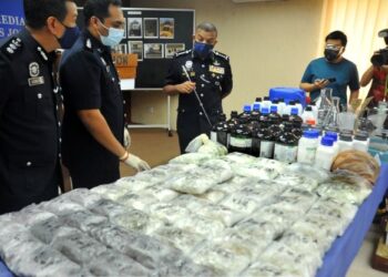 AYOB Khan Mydin Pitchay (tiga dari kiri) menunjukkan bahan memproses dadah yang terbongkar selepas menahan 10 suspek di daerah ini dan Iskandar Puteri pada sidang akhbar di IPK, Johor Bahru. - FOTO/RAJA JAAFAR ALI