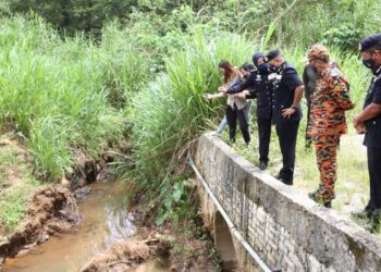 AYOB Khan Mydin Pitchay (empat kiri) bersama Yahaya Madis melihat sungai yang tercemar dengan bahan berjadual dipercayai sisa industri di Kampung Baru Sri Aman, Kempas, Johor, hari ini. -UTUSAN/RAJA JAAFAR ALI