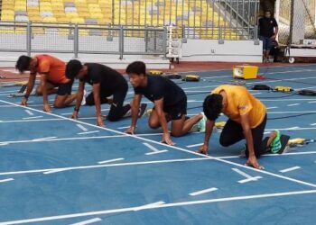 MUHAMMAD Azeem Fahmi (dua, kiri) ketika menjalani simulasi menggunakan sistem blok permulaan di Stadium Nasional, Bukit Jalil kelmarin.