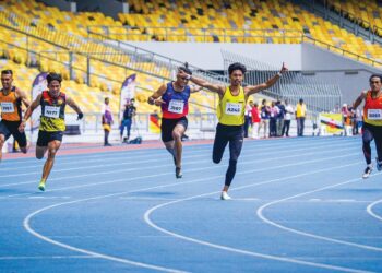 MUHAMMAD Azeem Fahmi (kanan) jauh meninggalkan pesaingnya ketika mengungguli perlumbaan 100 meter lelaki pada Sukan Malaysia 2022 di Stadium Nasional Bukit Jalil semalam. – UTUSAN/FARIZ RUSADIO