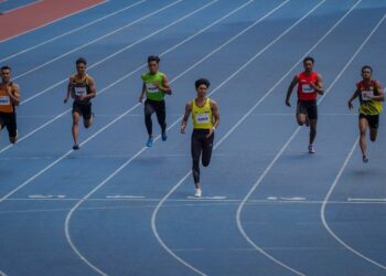 Atlet Perak, Muhammad Azeem Mohd Fahmi (tiga kanan) tidak berdepan masalah ketika beraksi dalam acara lelaki 100 Meter separuh akhir 2 pada Sukan Malaysia ke-20 di Stadium Nasional Bukit Jalil. - UTUSAN/ FARIZ RUSADIO