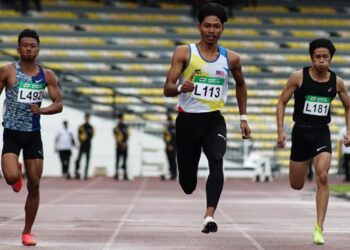 Muhammad Azeem Mohd. Fahmi (tengah) memenangi emas 100 meter pada Kejohanan Olahraga Terbuka Perak 2022 di Stadium Perak, Ipoh, tahun ini.