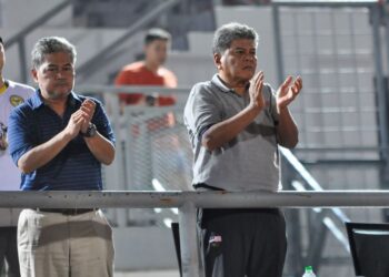 ABDUL Azim Zabidi (kanan) ketika menonton perlawanan Liga Perdana di antara Perak FC menentang Projek FAM-MSN di Stadium Bola Sepak Kuala Lumpur, Cheras semalam.