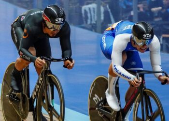 AZIZULHASNI Awang bersaing dengan pelumba Taiwan, Shih Feng Kang dalam saingan pecut elit lelaki pada Kejohanan Berpasukan Trek Asia di Velodrom Nasional, Nilai hari ini. - UTUSAN/AMIR KHALID