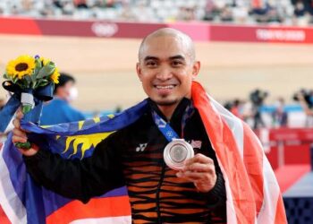 AZIZULHASNI Awang memenangi pingat perak acara keirin pada Sukan Olimpik 2020 di Tokyo.