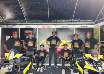 AZLAN Shah Kamaruzaman (tengah) bersama pasukannya AS25 Racing Team Academy. –  IHSAN AZLAN SHAH