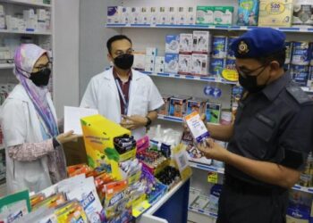 AZMAN Adam (kanan) melakukan pemantauan dan pemeriksaan penjualan RTK antigen kendiri dan oximeter di sebuah farmasi di Temerloh, Pahang. - FOTO/SALEHUDIN MAT RASAD