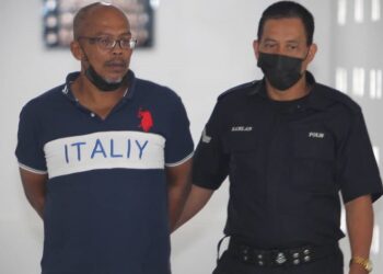 Azmi Ab. Aziz dihadapkan ke Mahkamah Sesyen Kota Bharu hari ini atas tuduhan menganjurkan aktiviti perjudian sabung ayam di Kuala Krai, dua minggu lalu. - UTUSAN/ZULHANIFA SIDEK