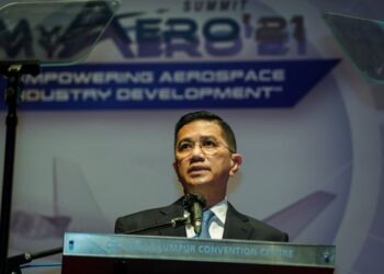 MOHAMED AZMIN berucap pada Sidang Kemuncak Aeroangkasa Malaysia 2021 (MyAERO'21) di Pusat Konvensyen Kuala Lumpur (KLCC) di sini. - UTUSAN/FARIZ RUSADIO