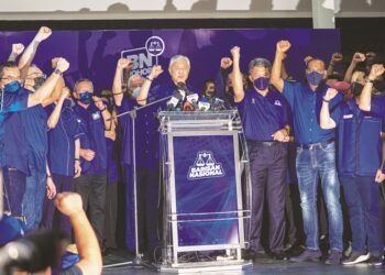 Kemenangan dalam dua Pilihan Raya Negeri iaitu di Melaka dan Johor memberi keyakinan kepada pasukan Barisan Nasional yang dipimpin Dr. Ahmad  Zahid Hamidi untuk mendesak diadakan pilihan raya umum lebih awal. – mingguan/FARIZ RUSADIO