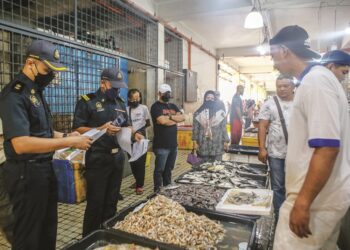 Anggota penguat kuasa mengadakan pemeriksaan dan pemantauan di Pasar Besar Alor Setar baru-baru ini. Dengan kekuatan dan kuasa yang ada pada agensi-agensi kerajaan, mereka sepatutnya mampu mengatasi apa juga bentuk kartel yang ada di negara ini. – Mingguan/ SHAHIR NOORDIN