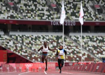AZREEN Nabila Alias  bersaing dengan pelari Congo, Natacha Ngoye dalam pusingan pertama 100 meter wanita di Tokyo hari ini. - AFP