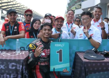 AZROY Hakeem Anuar meraikan kejayaan muncul juara kelas CP 150, Kejuaran Cub Prix Malaysia di Sepang semalam.