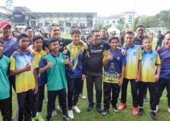 RADZI Jidin (lima, kiri) dan Ahmad Faizal Azumu (tujuh, kiri) bersama pelajar pada Pelancaran Liga Tunas Malaysia 2022 di Stadium Mini Pancarona, Putrajaya semalam. – UTUSAN/FAISOL MUSTAFA