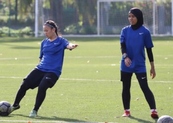 AZURIN Mazlan (kanan) akan berusaha memastikan gawangnya tidak dibocori Thailand malam ini.
