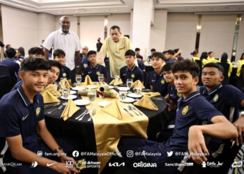 PRESIDEN FAM, Datuk Hamidin Mohd Amin bersama skuad B-17 tahun negara pada majlis berbuka puasa.-IHSAN FAM
