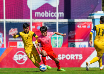 AKSI pemain muda negara (jersi kuning) ketika berdepan Korea Selatan dalam saingan kelayakan Piala Asia B-20 di Stadium MFF, Ulaanbatar, Mongolia.-IHSAN AFC
