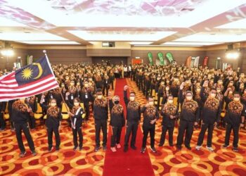 AHMAD Faizal Azumu (tengah) bersama atlet kebangsaan dalam majlis penyerahan Jalur Gemilang kepada Kontinjen Malaysia ke Sukan SEA ke-31 Vietnam di Kompleks Majlis Sukan Negara (MSN), Bukit Jalil kelmarin. - UTUSAN/MUHAMAD IQBAL ROSLI