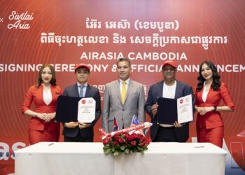 TONY FERNANDES (dua dari kanan) pada majlis menandatangani perjanjian dan pengumuman rasmi AirAsia Cambodia di Hotel Rosewood, Phnom Penh di sini semalam.