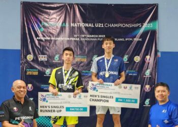 CHIA Jeng Hon (kanan) dan Ewe Eogene Eon menerima hadiah kemenangan selepas perlawanan akhir Kejohanan Badminton Kebangsaan Petronas B-21 di Ipoh hari ini. - UTUSAN