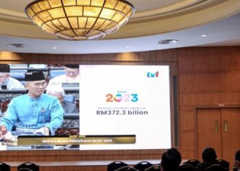 TENGKU ZAFRUL TENGKU ABDUL AZIZ membentangkan Bajet 2023 di Dewan Rakyat hari ini. UTUSAN/FAIZ ALIF AHMAD ZUBIR