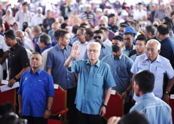 ISMAIL Sabri Yaakob (tengah) pada Majlis Ramah Mesra Bersama Peserta Felcra Berhad, Pekebun Kecil Pihak Berkuasa Kemajuan Pekebun Kecil Risda dan Warga Orang Asli di Arena Merdeka di Tapah, Perak, hari ini. - UTUSAN/MUHAMAD NAZREEN SYAH MUSTHAFA