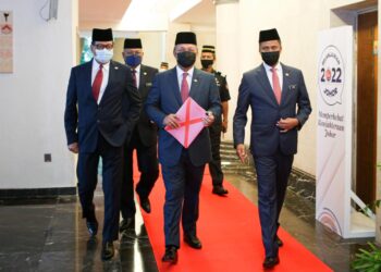 HASNI Mohammad membawa teks ucapan Bajet Johor 2022 yang dibentangkan pada Mesyuarat Kedua (Bajet Johor 2022) Penggal Keempat DUN Johor Ke-14 di Bangunan Sultan Ismail, Kota Iskandar, Johor.