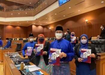 AZLAN MAN (dua dari kanan) bersama barisan Exco kerajaan negeri menunjukkan buku Bajet Perlis 2022 yang dibentangkan dalam sidang DUN Perlis di Kompleks DUN Kangar, Perlis hari ini.- UTUSAN/NAZLINA NADZARI