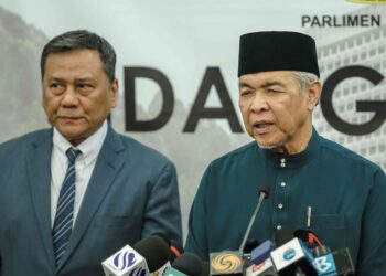 AHMAD Zahid Hamidi bercakap pada sidang akhbar selepas pembentangan Belanjawan 2023 Malaysia Madani di Bangunan Parlimen. - UTUSAN/FARIZ RUSADIO