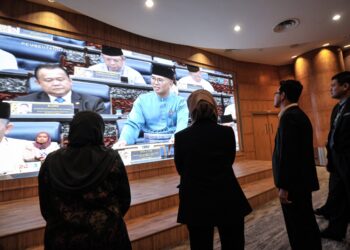 TINJAUAN orang ramai menonton skrin Pembentangan Bajet 2023 di Kementerian Kewangan Malaysia di Putrajaya, hari ini. - UTUSAN/FAIZ ALIF AHMAD ZUBIR