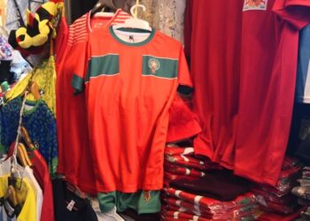 PERMINTAAN jersi Maghribi di Souq Waqif, Doha meningkat sejak pasukan itu mara ke separuh akhir Piala Dunia 2022. - IHSAN AGENSI
