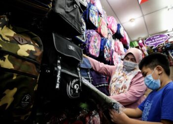 MEMBELI kelengkapan sekolah menjadi rutin ibu bapa dan anak-anak menjelang pembukaan sesi persekolahan. - UTUSAN/MUHAMAD IQBAL ROSLI