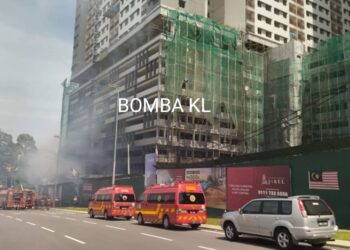 KERJA-kerja dilakukan bomba selepas sebuah bangunan yang masih dalam pembinaan dan menjadi tempat tinggal pekerja serta penyimpanan peralatan pembinaan di Persiaran Pertahanan, terbakar. - IHSAN BOMBA