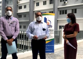 JAGDEEP Singh Deo (tengah) dalam sidang akhbar mengenai Program Subsidi Latihan Industri Pulau Pinang (PISP) di, Teluk Kumbar, Pulau Pinang, hari ini.