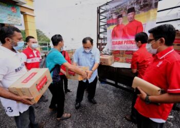 EDDIN Syazlee Shith (tengah) membantu menaikkan sejumlah kotak makanan daripada Bersatu Negeri Sembilan pada majlis pelepasan Jelajah Prihatin Bersatu Negeri Sembilan di Pejabat Badan Pimpinan Bersatu Negeri Sembilan di Seremban hari ini.-UTUSAN/MOHD. SHAHJEHAN MAAMIN.