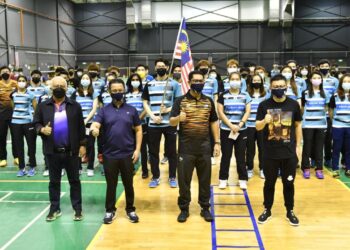 AHMAD Faizal Azumu menyerahkan Jalur Gemilang kepada pasukan Piala Sudirman, Piala Thomas dan Piala Uber dalam lawatan ke Akademi Badminton Malaysia, Bukit Kiara semalam.