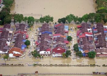 KERAJAAN digesa meneliti secara terperinci dan membuat kajian berdasarkan data daripada kes banjir yang berlaku sebelum ini supaya projek dilaksanakan berhasil serta tidak memberi implikasi buruk kepada alam sekitar. - MINGGUAN/FAUZI BAHARUDIN