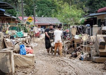 Mangsa banjir turut menghadapi masalah telekomunikasi dan bekalan elektrik yang terputus sehingga menyukarkan lagi kehidupan mereka. - UTUSAN/MOHD FARIZWAN HASBULLAH