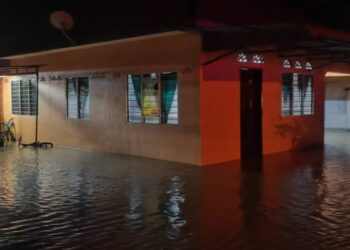 KEADAAN banjir kilat di Matang, Taiping yang menyebabkan 48 penduduk dipindahkan semalam. - GAMBAR JBPM